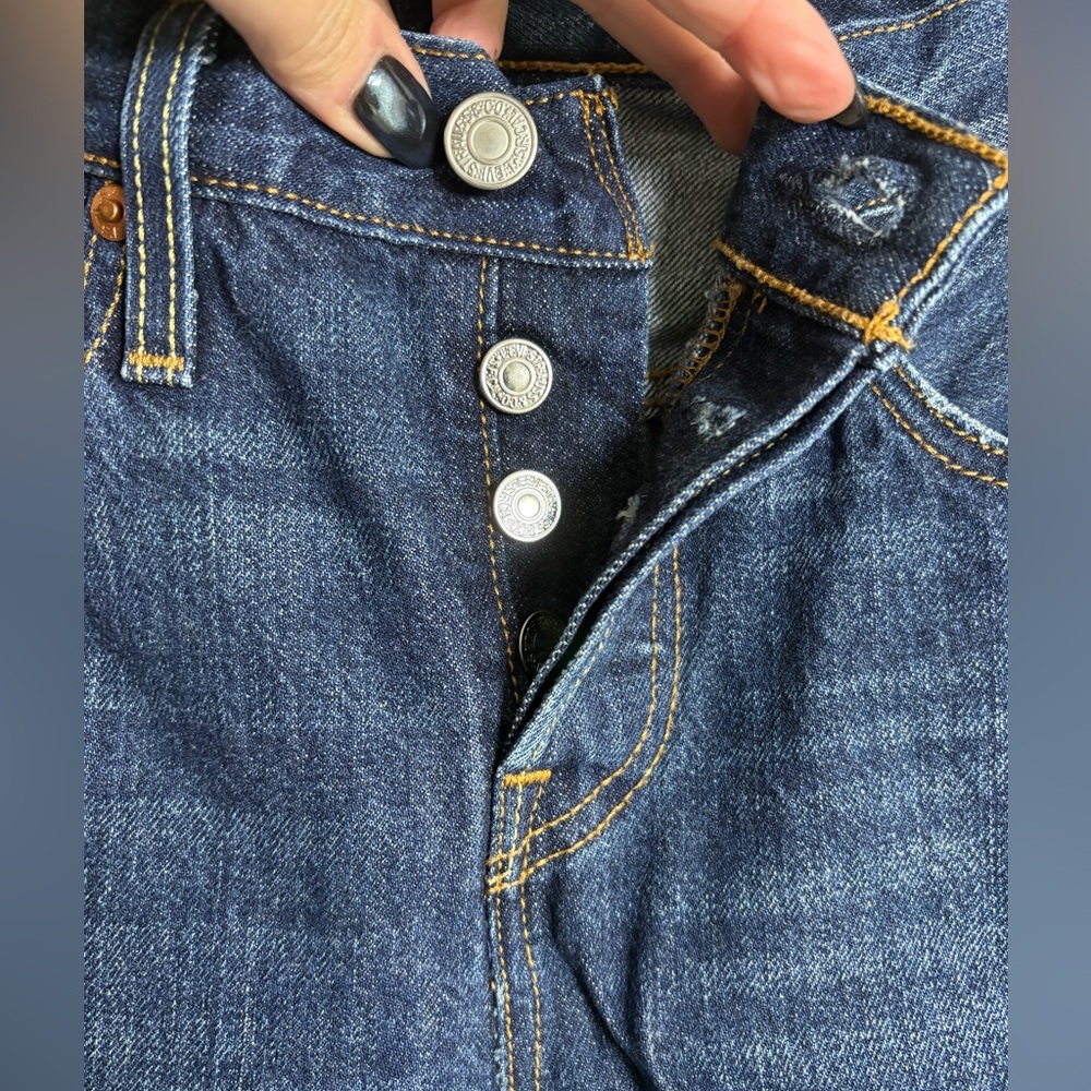 Levi’s 501 Tapered Jeans 25x28 Dark Wash Distressed 100% Cotton Button Fly - Picture 4 of 8